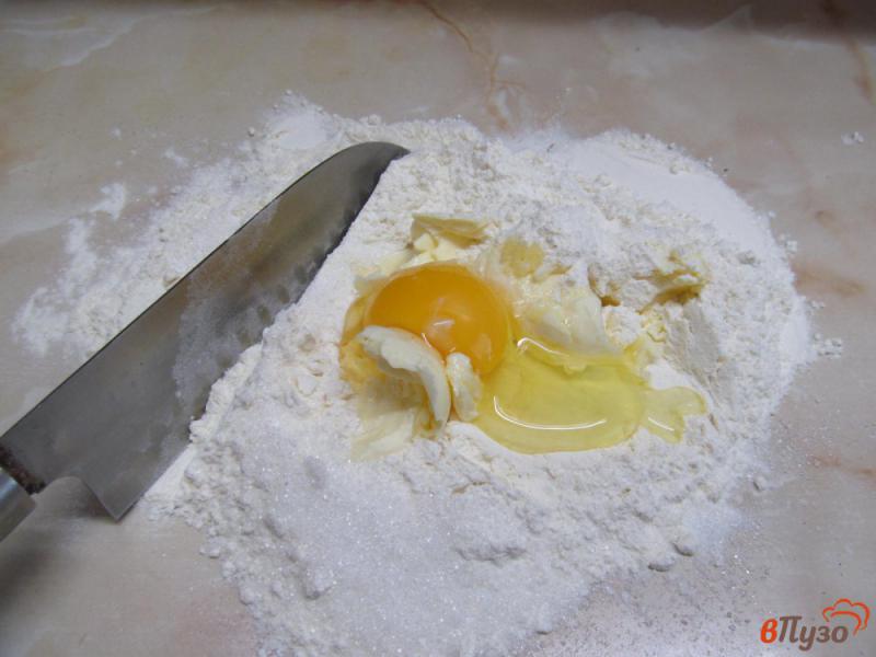 Фото приготовление рецепта: Пирожное из песочного печенья с черешней шаг №1