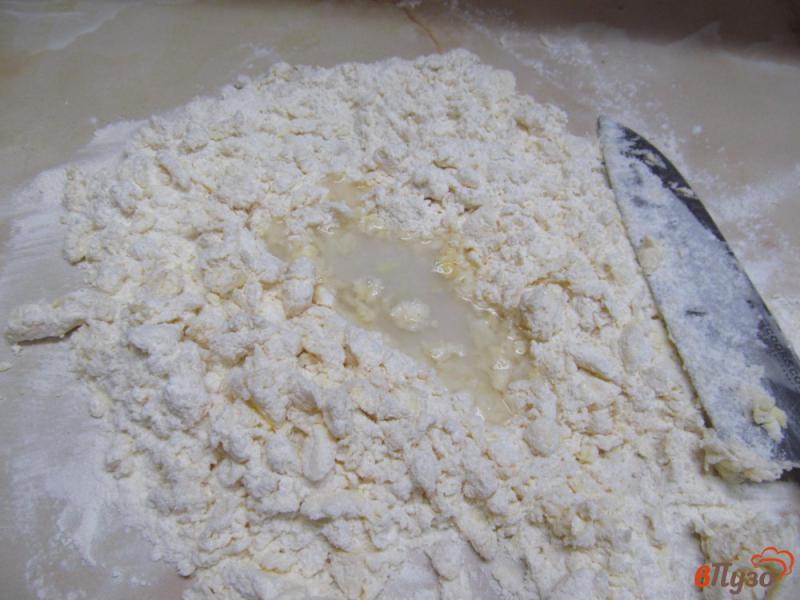 Фото приготовление рецепта: Пирожное из песочного печенья с черешней шаг №2