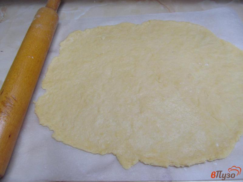 Фото приготовление рецепта: Пирожное из песочного печенья с черешней шаг №3