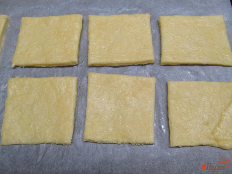 Фото приготовление рецепта: Пирожное из песочного печенья с черешней шаг №5