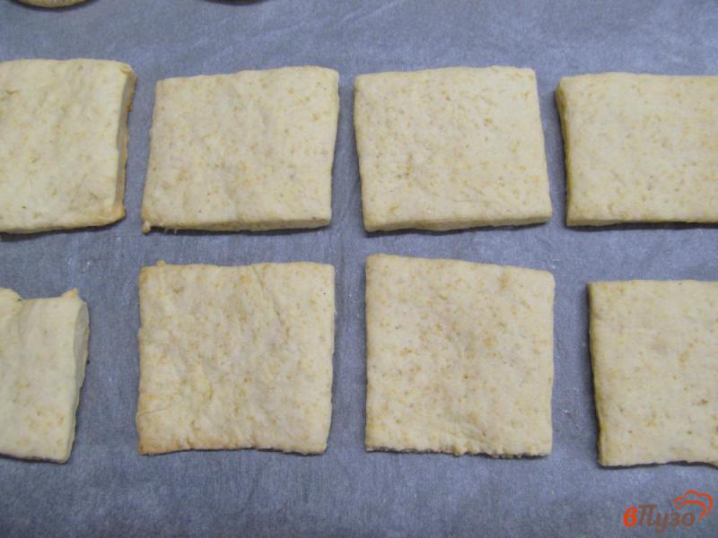 Фото приготовление рецепта: Пирожное из песочного печенья с черешней шаг №6