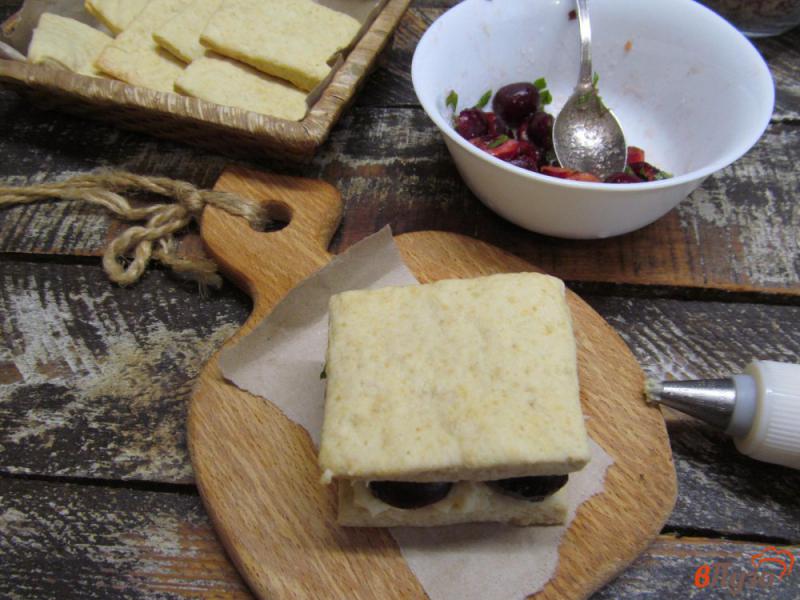 Фото приготовление рецепта: Пирожное из песочного печенья с черешней шаг №11