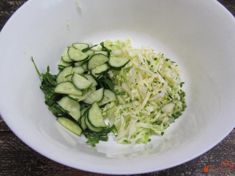Фото приготовление рецепта: Капустный салат с оливками и моцареллой шаг №2