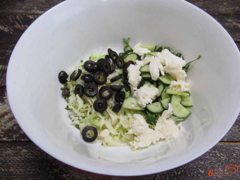 Фото приготовление рецепта: Капустный салат с оливками и моцареллой шаг №3