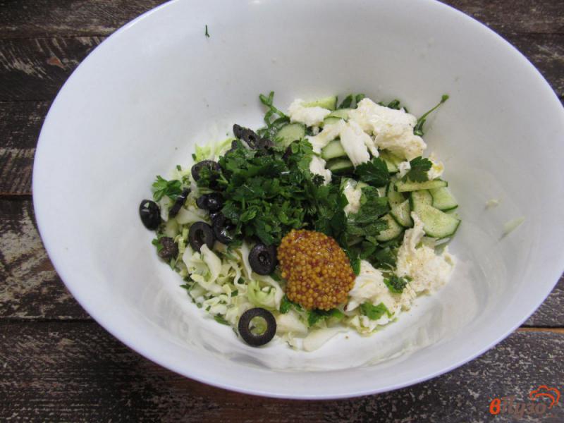 Фото приготовление рецепта: Капустный салат с оливками и моцареллой шаг №4