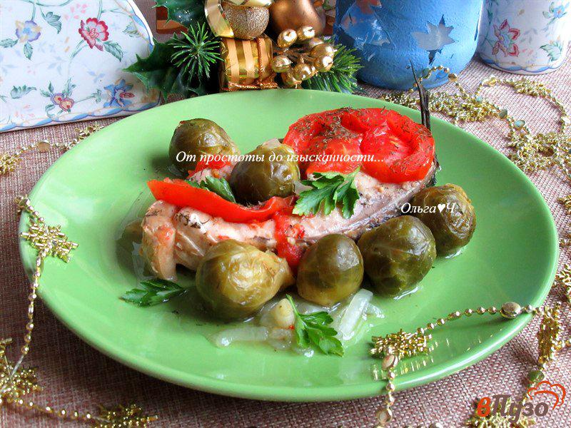 Фото приготовление рецепта: Сазан с брюссельской капустой и помидорами шаг №6