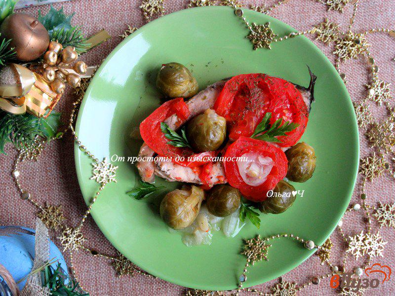 Фото приготовление рецепта: Сазан с брюссельской капустой и помидорами шаг №5