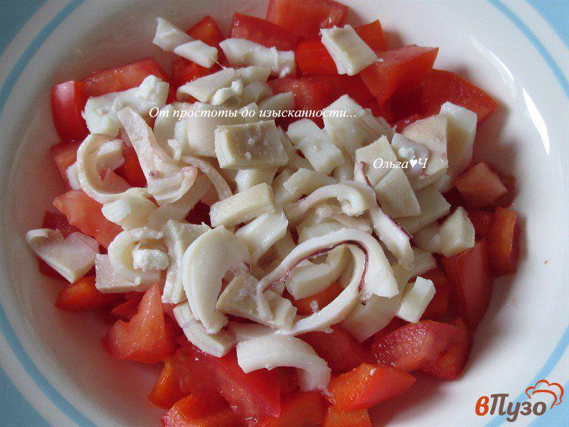 Фото приготовление рецепта: Салат с кальмарами «Красное и белое» шаг №2