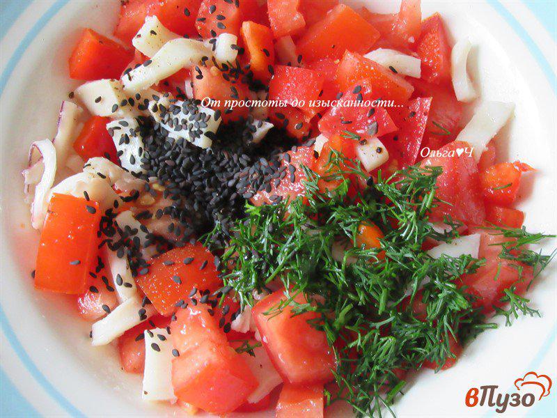 Фото приготовление рецепта: Салат с кальмарами «Красное и белое» шаг №3