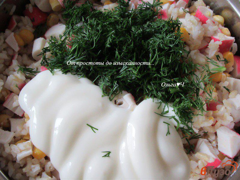 Фото приготовление рецепта: Крабовый салат с коричневым рисом шаг №3