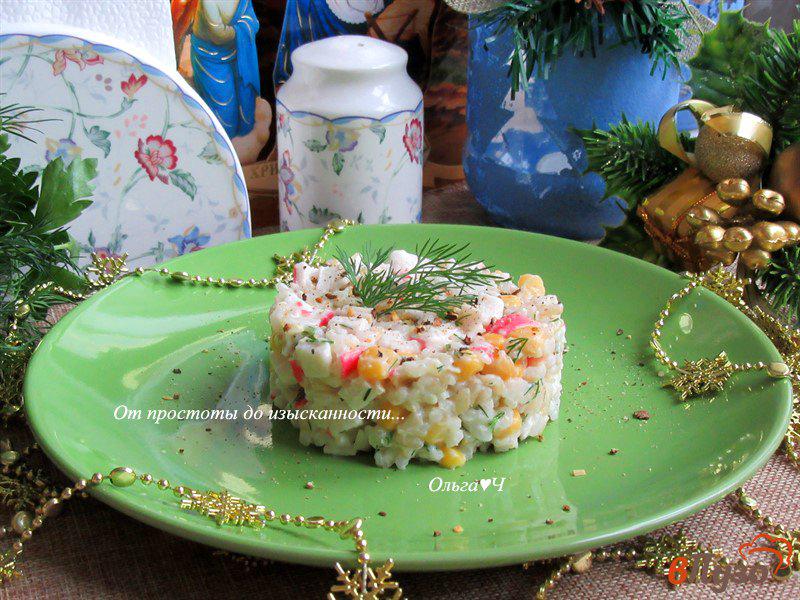 Фото приготовление рецепта: Крабовый салат с коричневым рисом шаг №6
