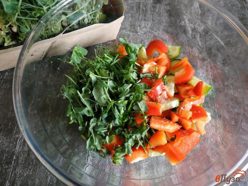 Фото приготовление рецепта: Овощной салат с проростками гороха шаг №6