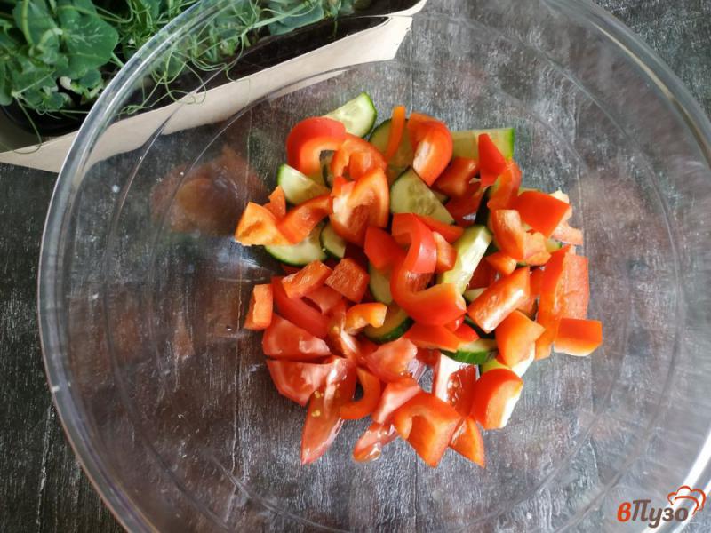 Фото приготовление рецепта: Овощной салат с проростками гороха шаг №4