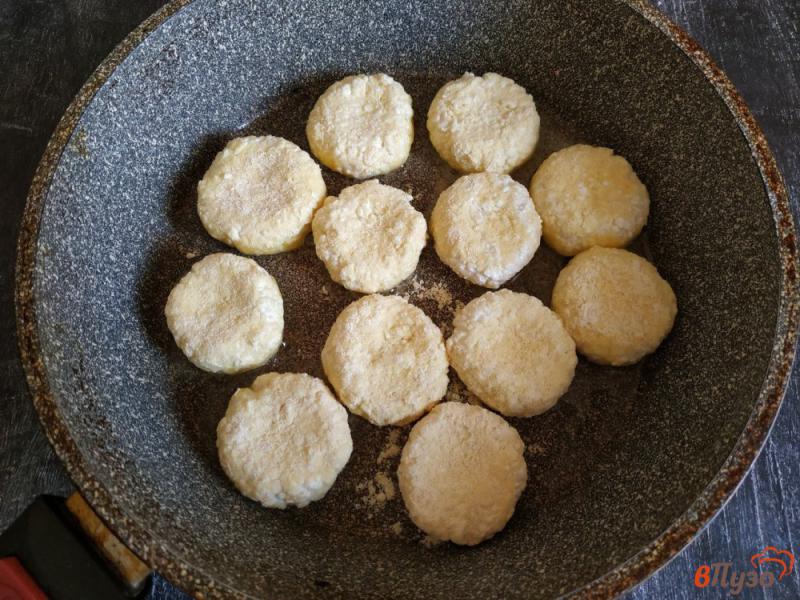 Фото приготовление рецепта: Сырники с ананасом-гриль шаг №6