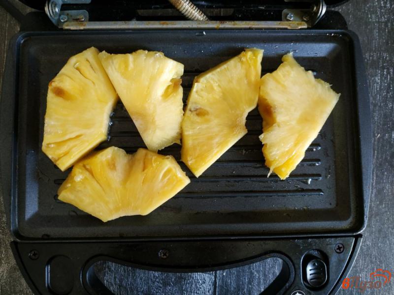 Фото приготовление рецепта: Сырники с ананасом-гриль шаг №8