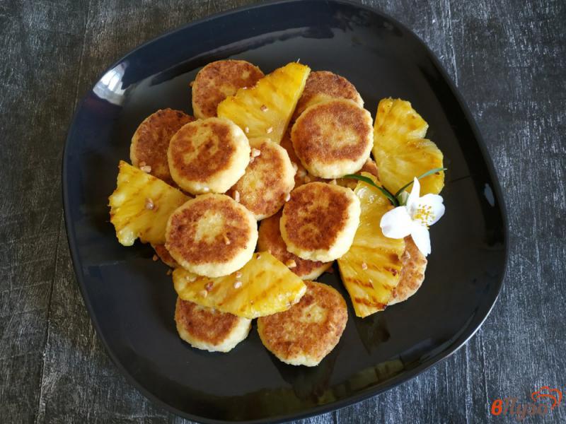 Фото приготовление рецепта: Сырники с ананасом-гриль шаг №9