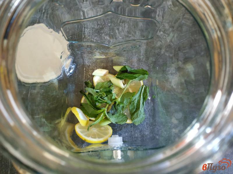 Фото приготовление рецепта: Лимонад с мятой и огурцом шаг №2