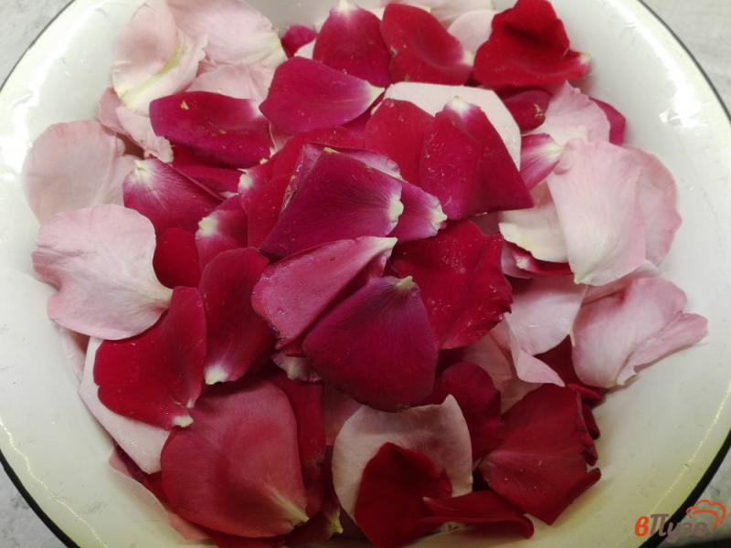 Фото приготовление рецепта: Варенье из лепестков роз шаг №1
