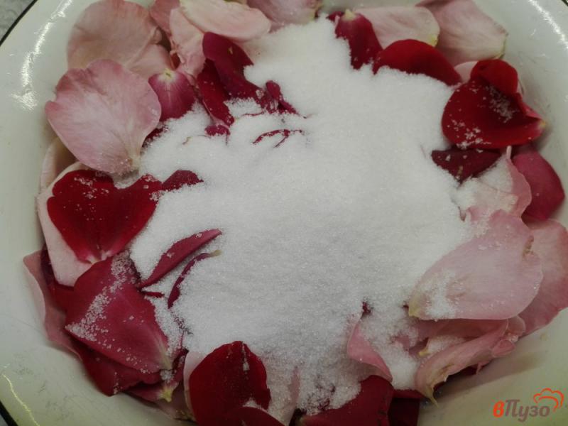 Фото приготовление рецепта: Варенье из лепестков роз шаг №2