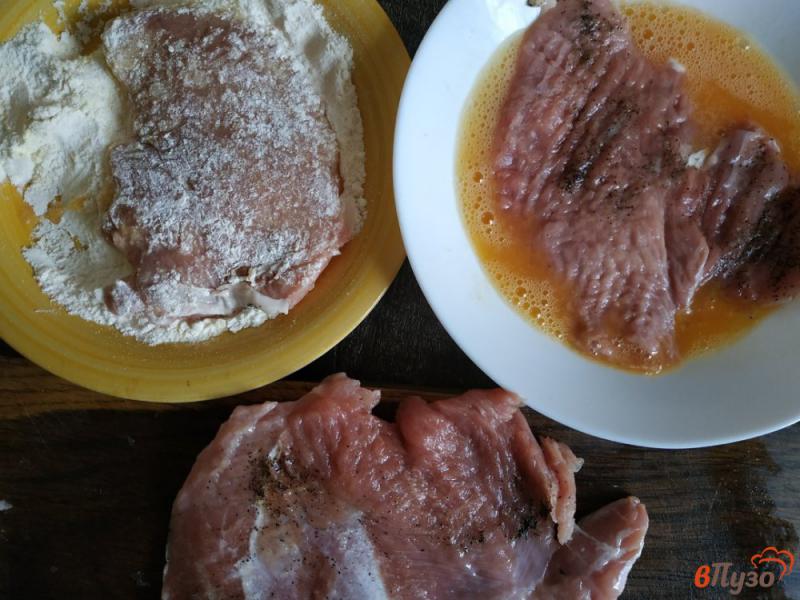 Фото приготовление рецепта: Отбивные из индейки с сыром и помидорами шаг №3