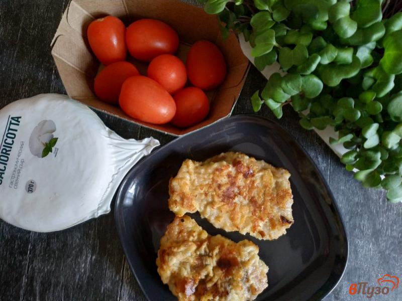 Фото приготовление рецепта: Отбивные из индейки с сыром и помидорами шаг №5