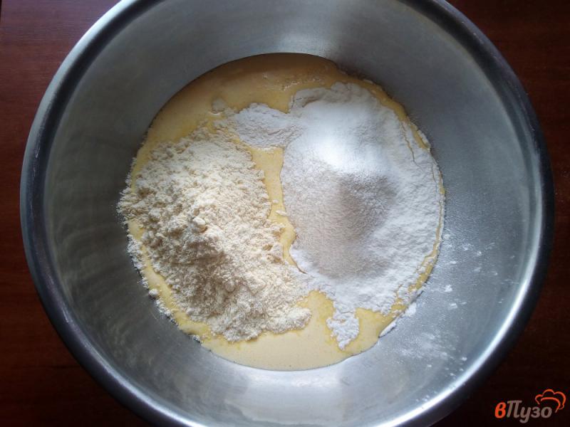 Фото приготовление рецепта: Кекс с малиной на кукурузной муке шаг №4