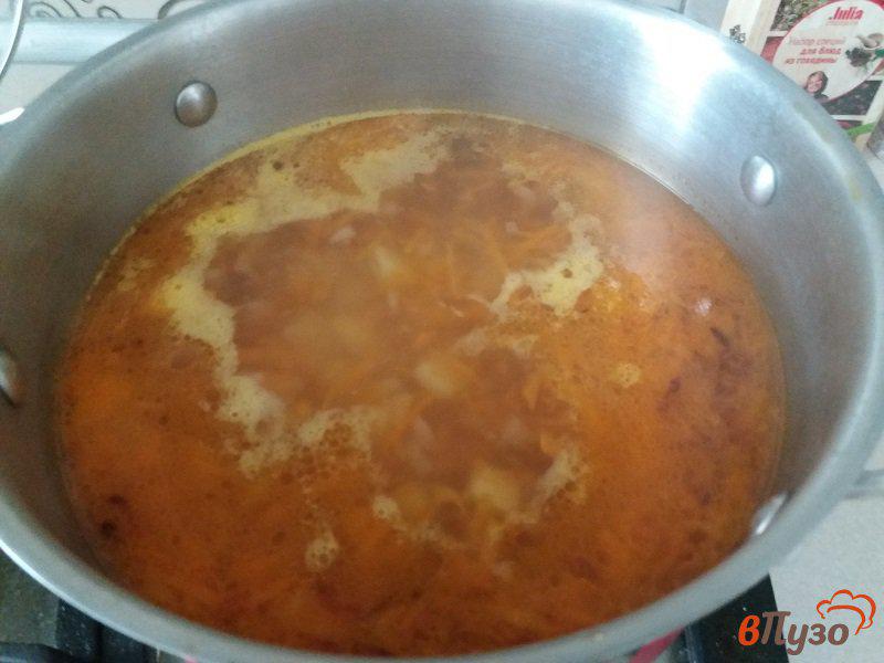 Фото приготовление рецепта: Суп фрикадельками и вермишелью шаг №5