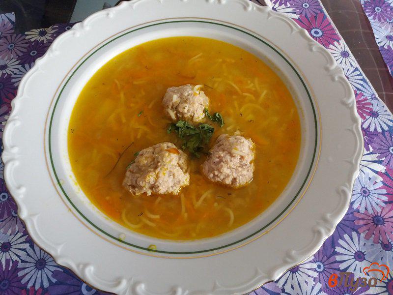 Фото приготовление рецепта: Суп фрикадельками и вермишелью шаг №9