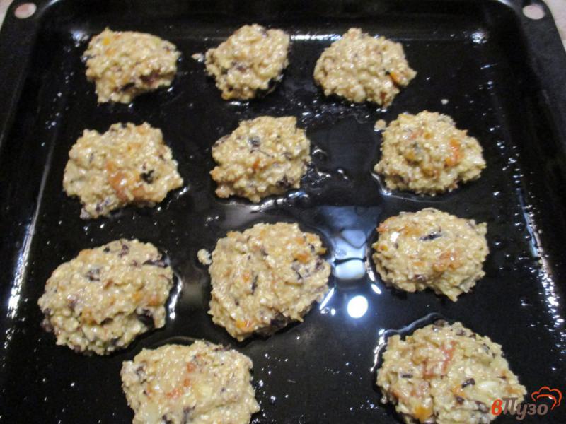 Фото приготовление рецепта: Овсяное печенье с сухофруктами шаг №9