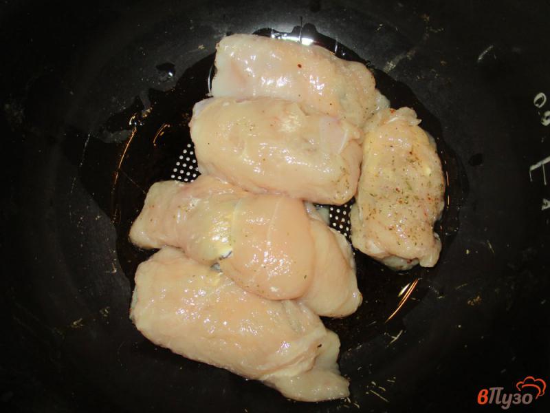 Фото приготовление рецепта: Рулетики из курицы с сыром фета и черносливом шаг №5