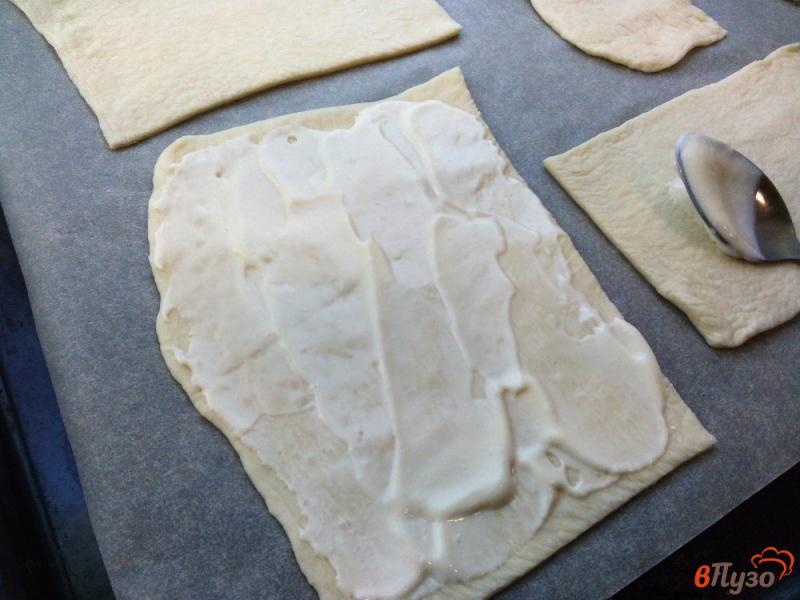 Фото приготовление рецепта: Пицца на слоеном тесте с ветчиной шаг №3