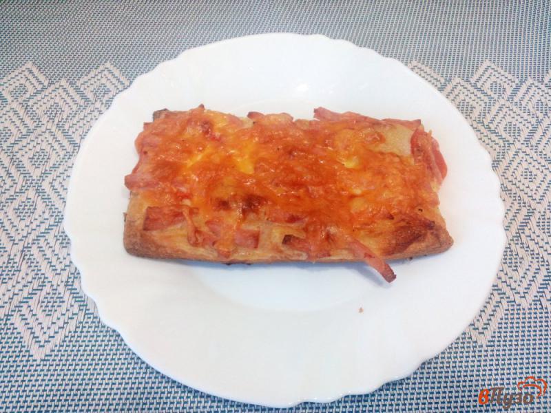 Фото приготовление рецепта: Пицца на слоеном тесте с ветчиной шаг №7