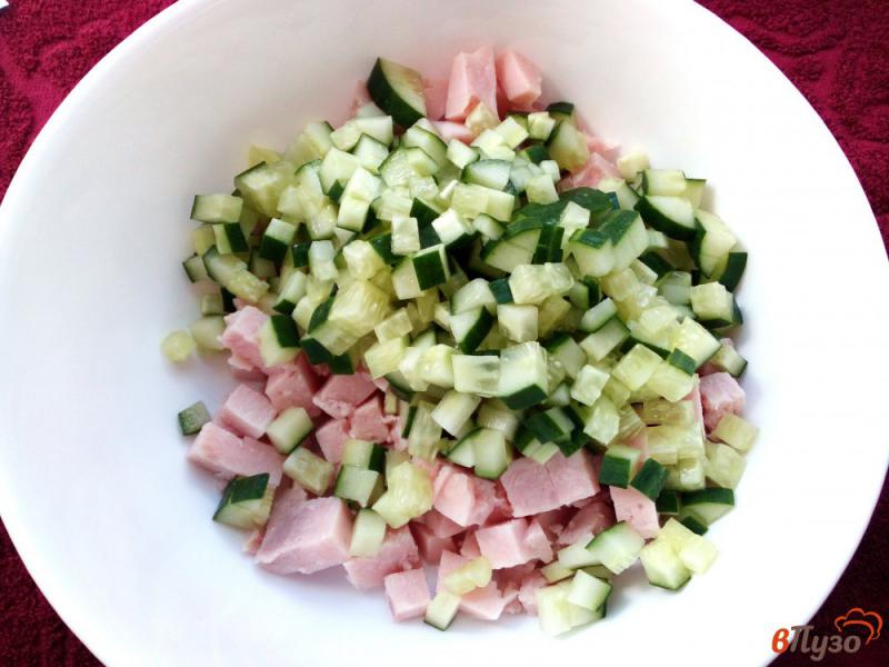 Фото приготовление рецепта: Кукурузный салат с ветчиной и листьями салата шаг №2