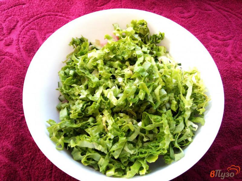 Фото приготовление рецепта: Кукурузный салат с ветчиной и листьями салата шаг №3