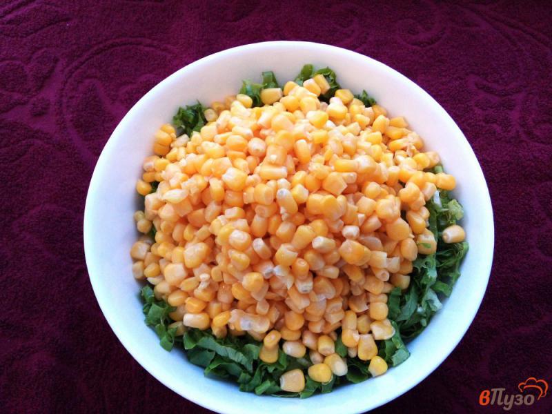 Фото приготовление рецепта: Кукурузный салат с ветчиной и листьями салата шаг №4