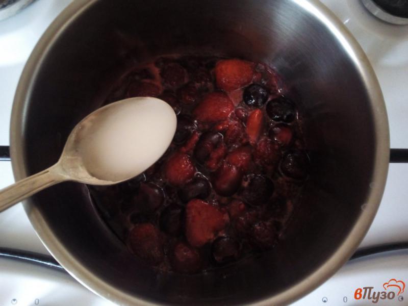 Фото приготовление рецепта: Трайфл с ягодами шаг №3