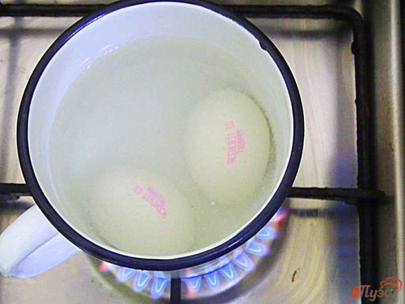 Фото приготовление рецепта: Яйца на завтрак шаг №3