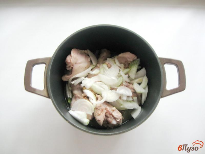 Фото приготовление рецепта: Курица в соусе с кабачками шаг №2