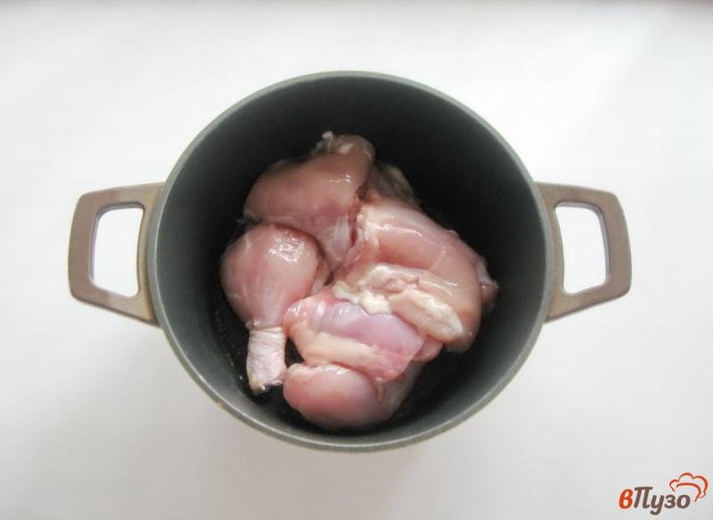 Фото приготовление рецепта: Курица в соусе с кабачками шаг №1