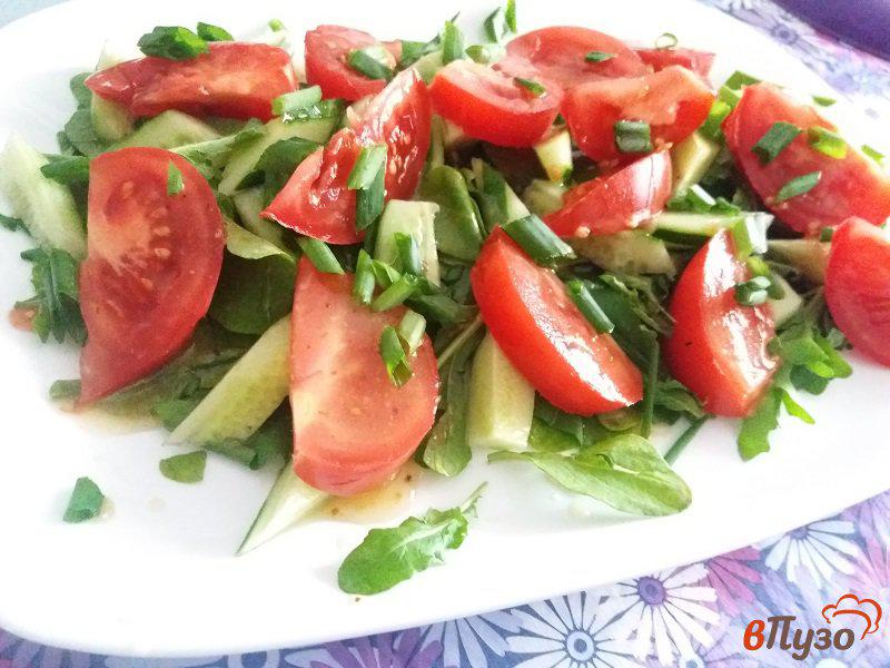 Фото приготовление рецепта: Зелёный салат с помидорами шаг №8