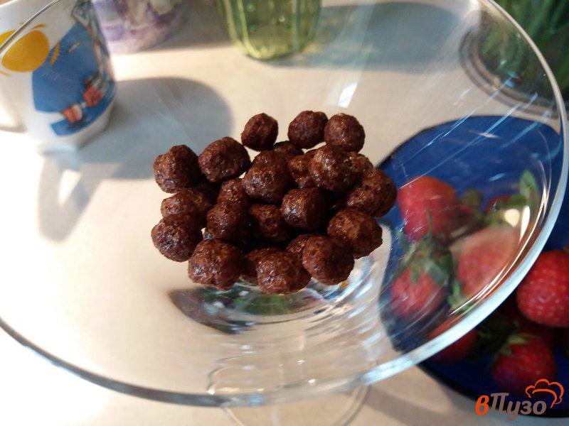 Фото приготовление рецепта: Десерт из клубники со сметанным желе шаг №2