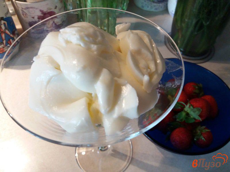 Фото приготовление рецепта: Десерт из клубники со сметанным желе шаг №4