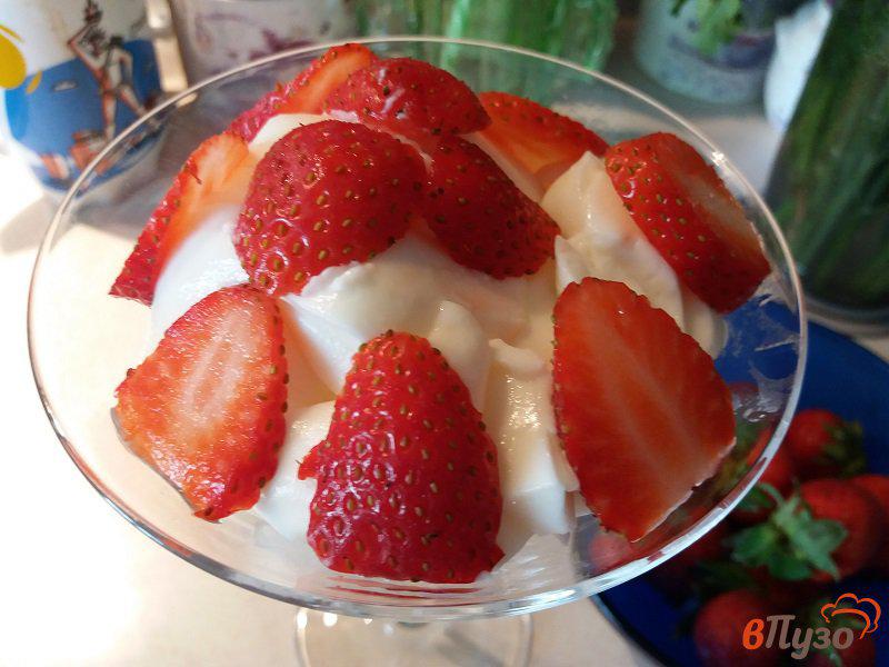 Фото приготовление рецепта: Десерт из клубники со сметанным желе шаг №5