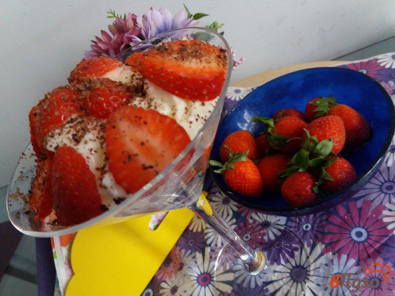 Фото приготовление рецепта: Десерт из клубники со сметанным желе шаг №6