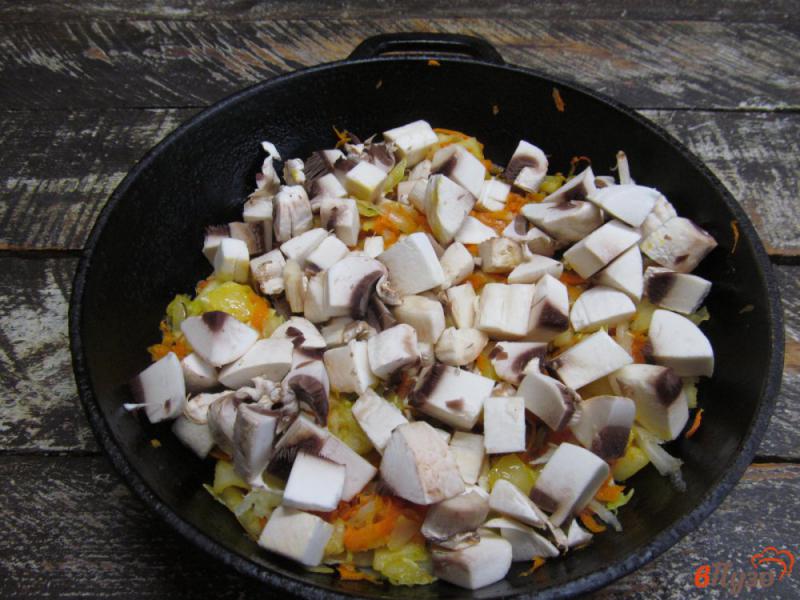 Фото приготовление рецепта: Икра из шампиньона с овощами на сливках шаг №3