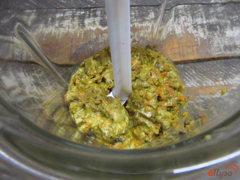 Фото приготовление рецепта: Икра из шампиньона с овощами на сливках шаг №5