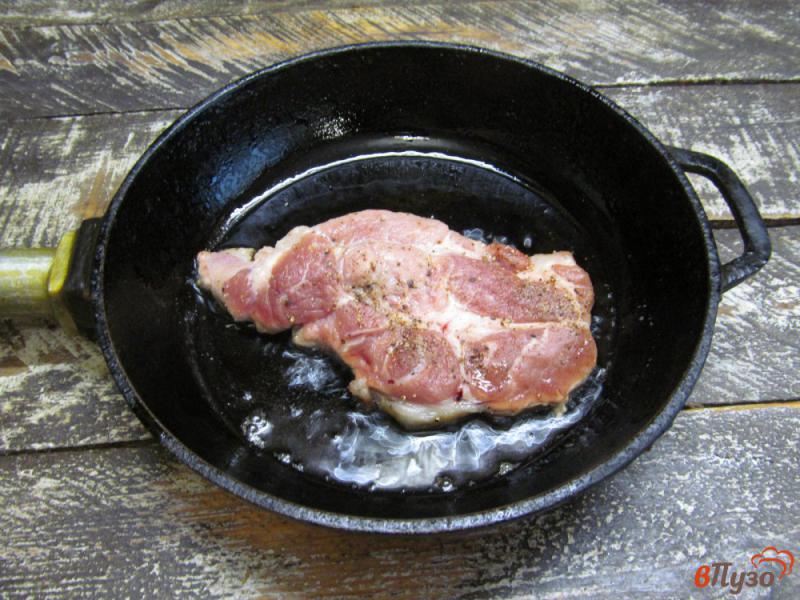 Фото приготовление рецепта: Свиная отбивная с помидором и моцареллой шаг №2