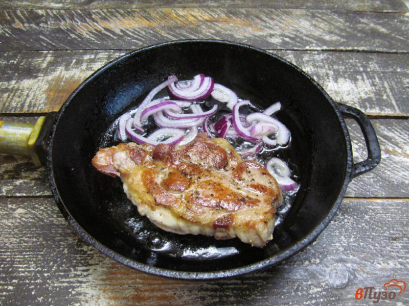 Фото приготовление рецепта: Свиная отбивная с помидором и моцареллой шаг №3