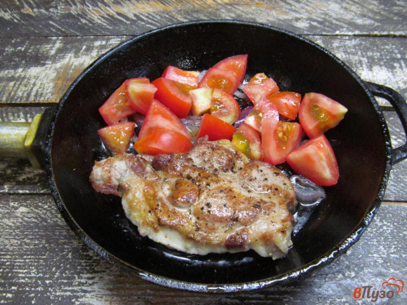 Фото приготовление рецепта: Свиная отбивная с помидором и моцареллой шаг №4