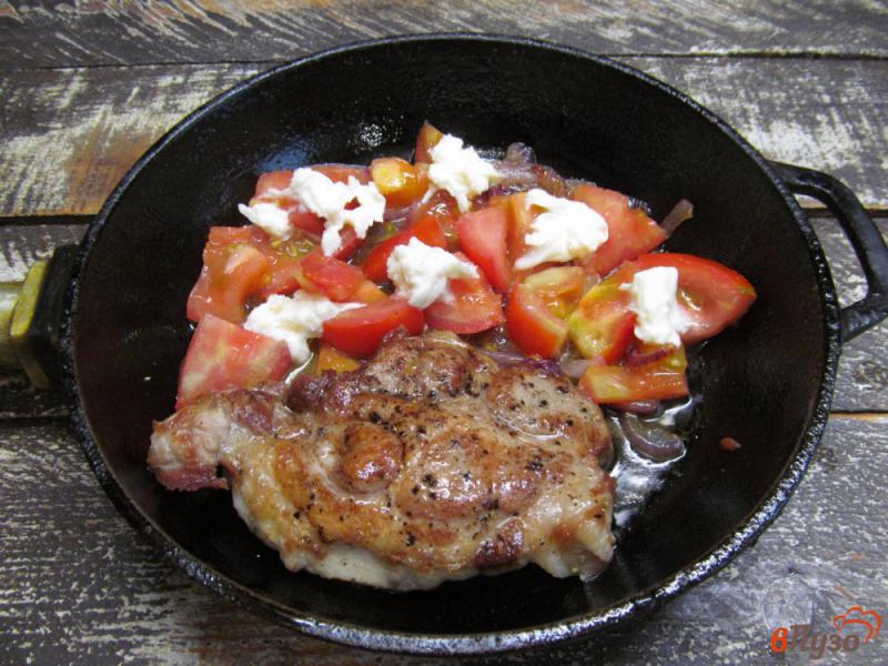 Фото приготовление рецепта: Свиная отбивная с помидором и моцареллой шаг №5